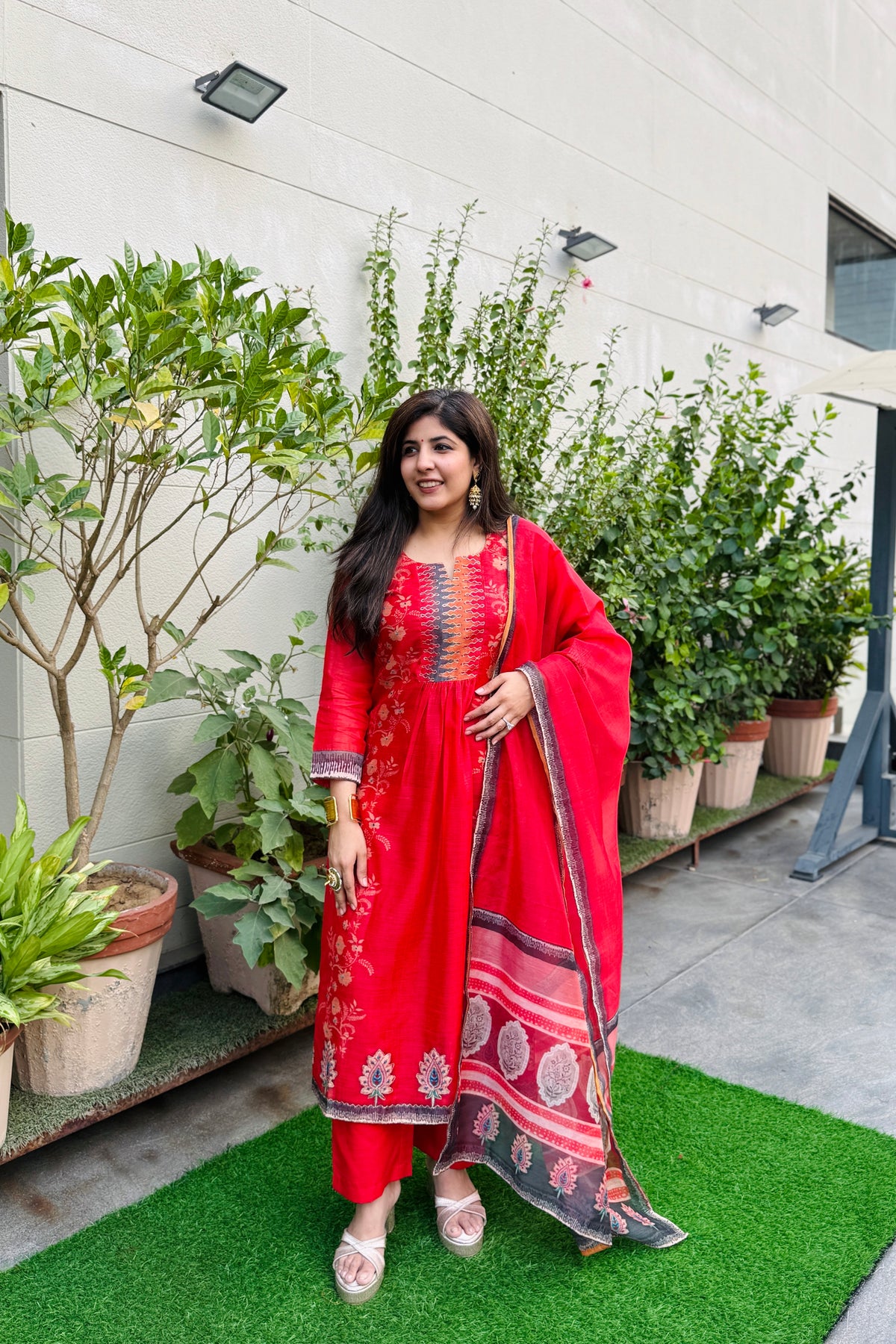 Laal Phool Dupatta